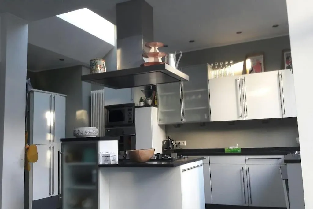 Charming House With 3 Bedrooms & Terrace 10 Minutes From City Centre 安特卫普 公寓
